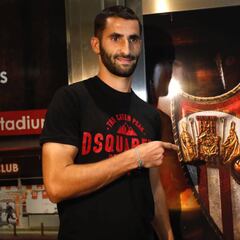 Gonalons aterriza en Sevilla y Corchia se marcha al Benfica