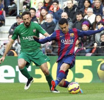 El delantero del FC Barcelona Pedro Rodríguez con el balón ante el centrocampista del Levante José Luis Morales, durante el partido de la vigésimo tercera jornada de liga de Primera División.