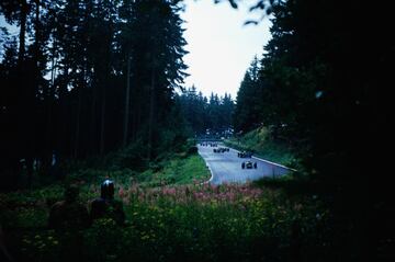 El ‘Infierno Verde’ y sus 20 km con 40 curvas de izquierdas y 50 de derechas primero, y el trazado GP después, son una meca del automovilismo mundial. En el Nordschleife sufrió Niki Lauda el 1 de agosto de 1976 el terrible accidente que casi le cuesta la vida en la curva Bergwerk, donde su Ferrari golpeó contra las protecciones, fue arrollado por el alemán Harald Ertl y el estadounidense Brett Lunger y acabó devorado por las llamas. El terrible accidente puso el punto final al ‘Infierno Verde’ en la F1 tras una historia de 22 carreras que coronó a leyendas de este deporte: Fangio (3), Stewart (3), Ascari (2), Surtees (2), Jacky Ickx (2) Farina, Brooks, Hill, Clark, Brabham, Hulme, Regazzoni, Reuteman, Hunt y Moss (1). El trazado GP, en las inmediaciones del viejo Nordschleife tiene la peculiaridad de haber acogido grandes premios con cuatro denominaciones diferentes: llegó en 1995 como GP de Europa, pasó a ser GP de Luxemburgo en 1997 y 1998, desde 2009 GP de Alemania y en 2020 GP de Eifel. 