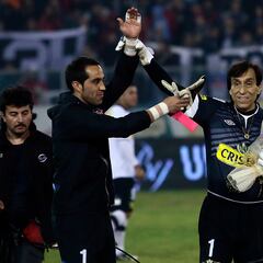 Al ‘Cóndor’ Rojas le preguntan por Bravo y así zanja el debate del mejor arquero de Chile: “Él siempre se acuerda...”