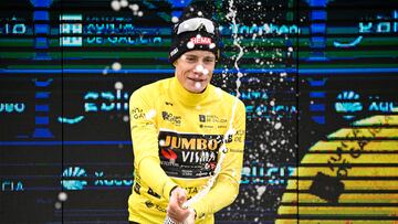 RUBIÁ (OURENSE), 25/02/2023.- El ciclista danés del Jumbo Visma Jonas Vingegaard celebra su victoria sobre el podio tras la tercera etapa de la prueba ciclista O Gran Camiño, disputada este sábado entre Esgos y Rubia (Ourense). EFE/ Brais Lorenzo
