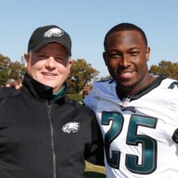 Chip Kelly, con el puñal escondido tras la espalda de LeSean McCoy.