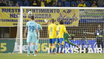 0-1. Messi marcó el primer gol en una falta directa.