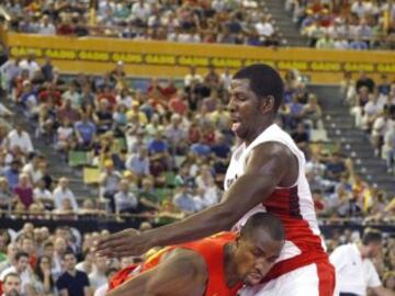 El ala pivot de la selección española Serge Ibaka intenta eludir la defensa del ala pivot de Canadá Andrew Nicholson.