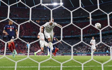 1-0. Mats Hummels marca en propia puerta el primer tanto de la selección de Francia.