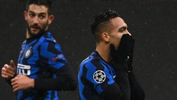 Inter Milan&#039;s Argentine forward Lautaro Martinez (R) reacts after missing a goal opportunity during the UEFA Champions League Group B football match Inter Milan vs Shakhtar Donetsk on December 9, 2020 at the Giuseppe-Meazza (San Siro) stadium in Mila