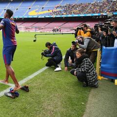 Yerry Mina cumple su ritual: pisó descalzo el Camp Nou