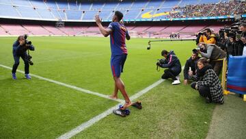 Yerry Mina cumple su ritual: pisó descalzo el Camp Nou