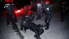 Muere un policía en la batalla entre hinchas del Bilbao y Spartak