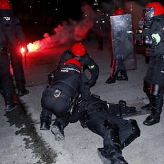 Muere un ertzaina en la batalla entre ultras rusos y bilbaínos