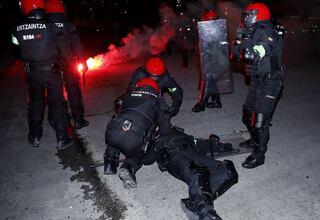 Muere un ertzaina en la pelea entre hinchas rusos y bilbaínos