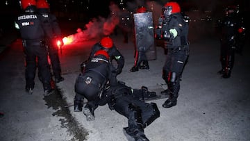 Muere un ertzaina en la pelea entre hinchas rusos y bilbaínos