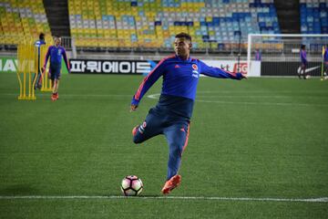 Edwin Cardona pateando la pelota en el Estadio de Suwon