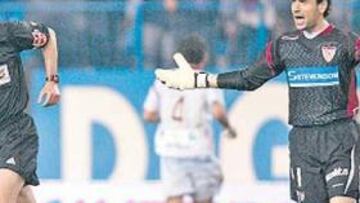 <b>FUERA. </b>El Atlético expulsará a los vándalos que arrojaron objetos al césped en el Atlético-Sevilla.