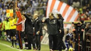 OTRA DESPEDIDA. Bielsa grita desde la banda a un jugador. La afición de San Mamés le someterá hoy a un plebiscito.