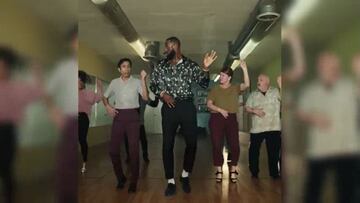 LeBron James bailando "Ven, devórame otra vez", es lo mejor que verás en el día