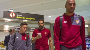 Nasri charla con Rami durante la llegada del equipo sevillista a Sevilla tras su eliminaci&oacute;n. 