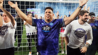 Valladolid. 29/5/2022.- El presidente del Real Valladolid, el exjugador brasileño Ronaldo Nazario, celebra el ascenso a Primera División tras vencer a la S.D. Huesca en el encuentro que han disputado hoy Domingo en el estadio José Zorrilla, en Valladolid. EFE / R. García.