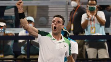 Roberto Bautista celebra su victoria ante Daniil Medvedev en los cuartos de final del Miami Open en el Hard Rock Stadium.