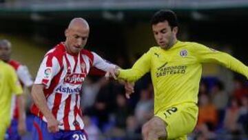 <b>MARCADOR ESCUETO. </b>El Villarreal tuvo varias ocasiones de gol pero Rossi, en la imagen con Matabuena, no estuvo nada acertado.