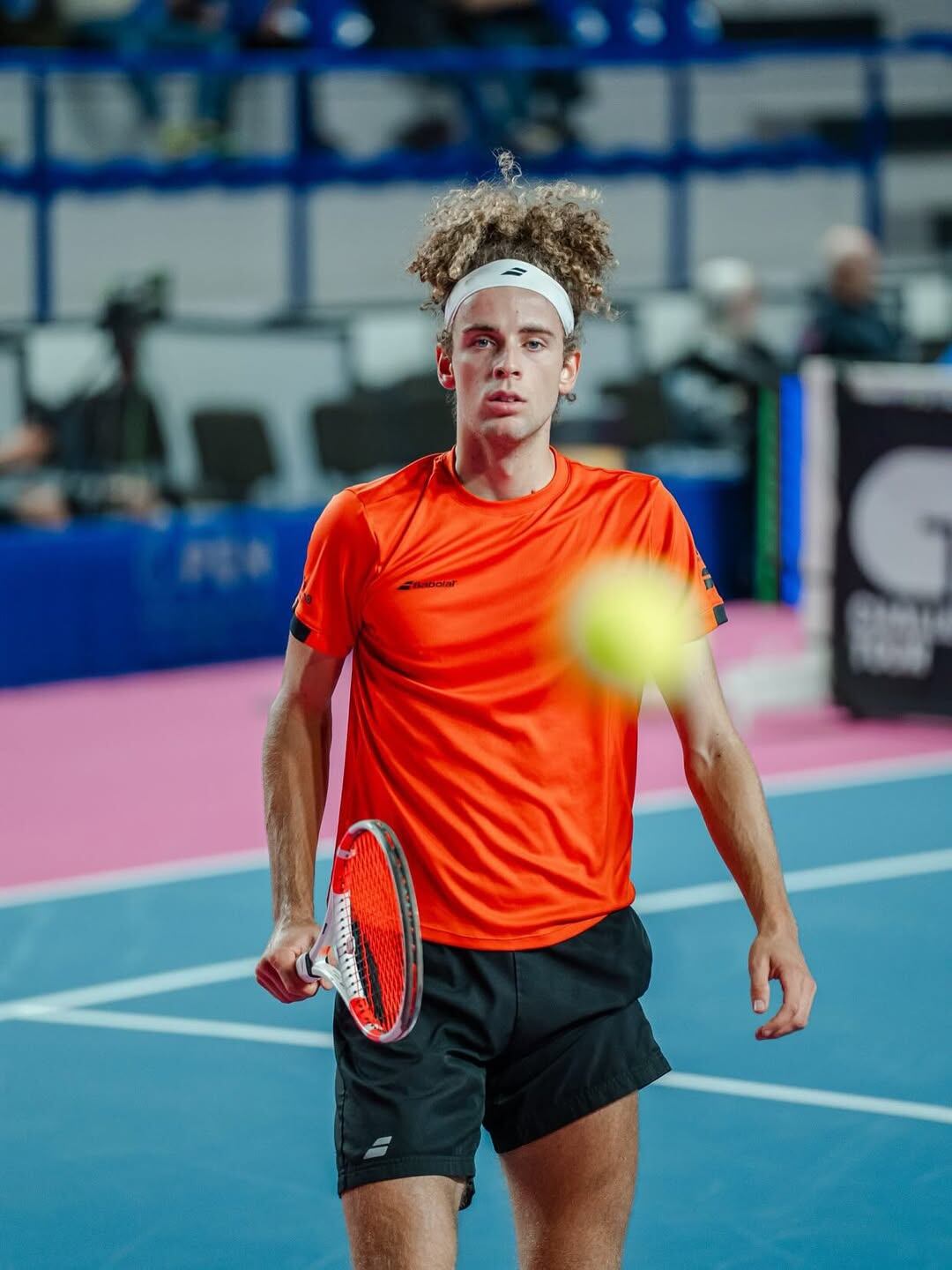 Mika Brunold confiesa su homosexualidad.