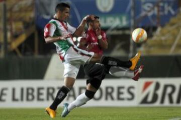 Alejandro Contreras disputa un balón en la defensa de Palestino.