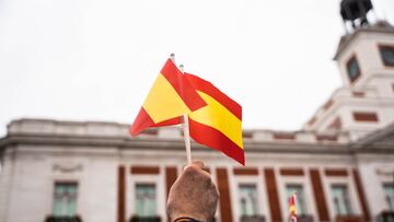 Una persona sujeta una bandera de España durante el Juramento de la Constitución de la Princesa Leonor.