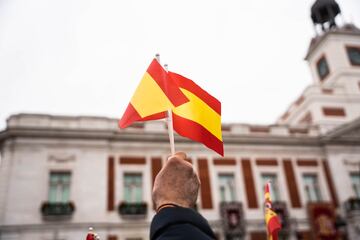 Una persona sujeta una bandera de España durante el Juramento de la Constitución de la Princesa Leonor.