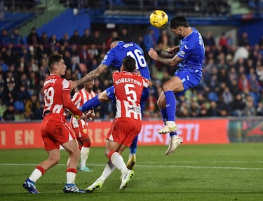 Fue clave en la contención defensiva de los de Bordalás. Logró recuperar 13 balones e interceptar otros cuatro. Por arriba fue imparable, ganó el 100% de los duelos aéreos durante el partido.  
