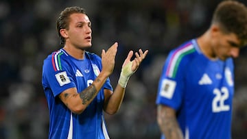 Italy's forward #09 Mateo Retegui (L) acknowledges the crowd at the end of the FIFA World Cup 2026 Group I qualification football match between Italy and Estonia at the Stadio di Bergamo, in Bergamo, on September 5, 2025. (Photo by Andreas SOLARO / AFP)