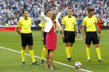 Mireia Belmonte, doble medallista olímpica en Río 2016, realiza el saque de honor.