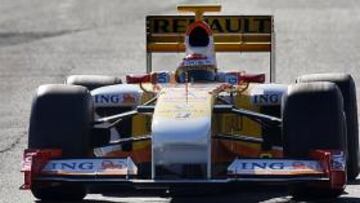 <b>ESPERANZADOR.</b> Fernando Alonso ha sido el tercer piloto más rápido en los entrenamientos de Fórmula-1 que se han celebrado hoy en Jerez y durante gran parte de la jornada estuvo por delante del campeón mundial, Lewis Hamilton.