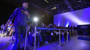 FRA56 TOKIO (JAPÓN), 12/10/2016.- El piloto español de MotoGP Jorge Lorenzo (i), del equipo Yamaha YZR M 1, durante un evento con aficionados del equipo Movistar Yamaha en Tokio, Japón, hoy, miércoles 12 de octubre de 2016. Lorenzo cree que la lucha por el segundo puesto del Mundial de MotoGP todavía es posible si logra recortar puntos a su compañero italiano Valentino Rossi en el Gran Premio de Japón que se celebra en Tokio este fin de semana. EFE/Franck Robichon