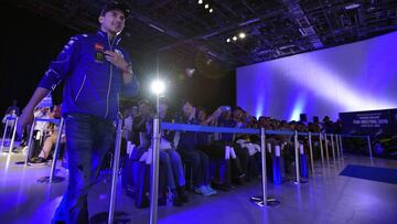 FRA56 TOKIO (JAP?N), 12/10/2016.- El piloto espa?ol de MotoGP Jorge Lorenzo (i), del equipo Yamaha YZR M 1, durante un evento con aficionados del equipo Movistar Yamaha en Tokio, Jap¨®n, hoy, mi¨¦rcoles 12 de octubre de 2016. Lorenzo cree que la lucha por el segundo puesto del Mundial de MotoGP todav¨ªa es posible si logra recortar puntos a su compa?ero italiano Valentino Rossi en el Gran Premio de Jap¨®n que se celebra en Tokio este fin de semana. EFE/Franck Robichon