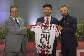 La última contratación de José Luis Higuera rompió con uno de los códigos de la "Era Vergara", no contratar a jugadores provenientes del América. Pues le importó poco y Oribe Peralta, capitán de las Águilas, firmó por dos años con el Rebaño Sagrado.