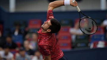 Novak Djokovic saca durante su partido ante John Isner en el Masters 1.000 de Shangh&aacute;i.