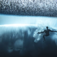 La foto del año: la caída de un surfista en una ola gigante desde un ángulo inédito