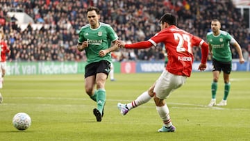 Eindhoven (Netherlands), 12/11/2023.- Hirving Lozano of PSV (R) scores the 1-0 goal during the Dutch Eredivisie soccer match between PSV Eindhoven and PEC Zwolle in Eindhoven, Netherlands, 12 November 2023. (Países Bajos; Holanda) EFE/EPA/MAURICE VAN STEEN