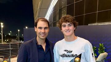 El tenista brasileño João Fonseca posa junto a Rafa Nadal tras su victoria en las NextGen ATP Finals de Jeddah (Arabia Saudí).