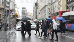 Personas cruzan la calle con paraguas, a 13 de diciembre de 2022, en Madrid (España). La previsión de la Agencia Estatal de Meteorología (Aemet) en la Comunidad de Madrid para hoy apunta a que las lluvias persistirán y que las temperaturas aumentarán ligeramente. Los cielos seguirán cubiertos y las precipitaciones serán especialmente persistentes en el tercio sur, donde no se descarta alguna tormenta. La lluvia ha provocado demoras en Cercanías de Madrid y algunos trenes pueden ver alterado su recorrido.
13 DICIEMBRE 2022;RECURSO;AEMET;PREVISIÓN;LLUVIA;PRECIPITACIONES;TEMPERATURA;AUMENTO;CIELO;NUBLADO;TORMENTAS
Gustavo Valiente / Europa Press
13/12/2022