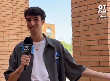 Álvaro tiene 21 años y llega al concurso desde Sevilla, donde estudia Sonido, y donde también trabaja en una orquesta, aunque ahora busca llegar más lejos tras su paso por la Academia.