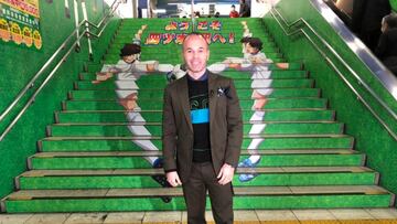 Andr&eacute;s Iniesta en la inauguraci&oacute;n de la estaci&oacute;n Yotsugi, en Jap&oacute;n con tem&aacute;tica del anime &#039;Los Supercampeones&#039;