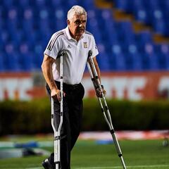 'Tuca' Ferretti recibió primera dosis de vacuna contra COVID-19