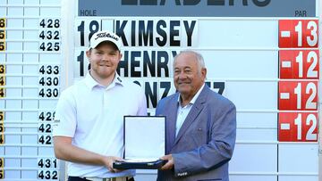 &Aacute;ngel Gallardo en la entrega del trofeo al ingl&eacute;s Nathan Kimsey ganador de la Escuela de Clasificaci&oacute;n Europea en el PGA Catalunya.