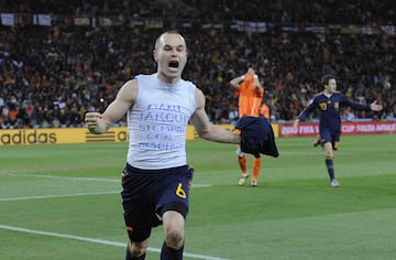 Celebraci¨®n de Andr¨¦s Iniesta con el mensaje en su camiseta "Dani Jarque siempre con nosotros".