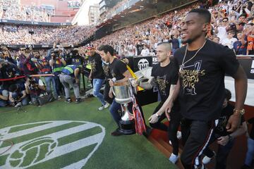 Valencia streets packed as fans celebrate with Copa del Rey winning team