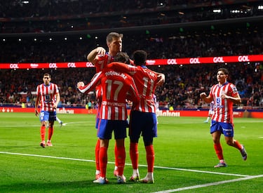 Los futbolistas del Atlético celebran el gol de Sorloth que valió el 4-2 y sentenció la victoria del club rojiblanco.