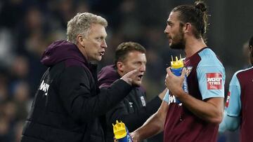 David Moyes y Andy Carroll, durante un partido del West Ham United.