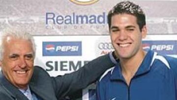 <b>FELIZ. </b>Lolo Sainz reconoció que llevaba tiempo trabajando para poder ofrecer un gran fichaje, como el de Felipe Reyes, a la afición madridista.