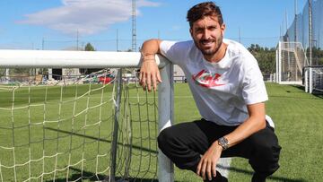 Jos&eacute; Campa&ntilde;a posa para el diario AS en la Ciudad Deportiva del Levante.